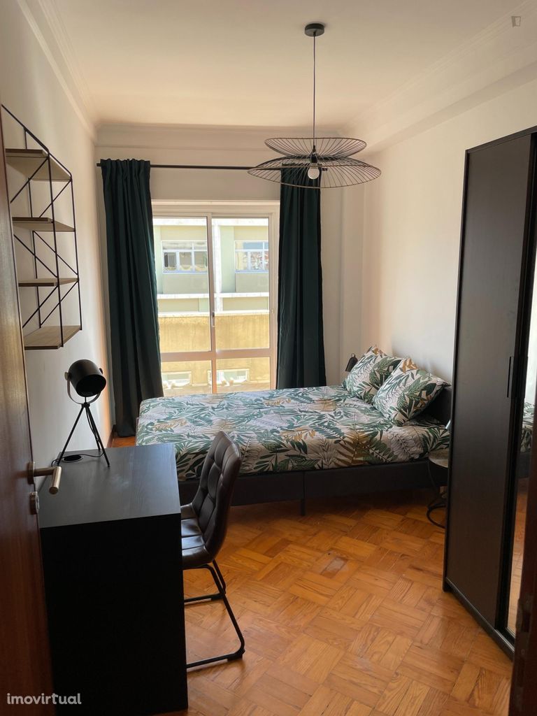 662946 - Quarto com cama de casal, com varanda, em apartamento com...