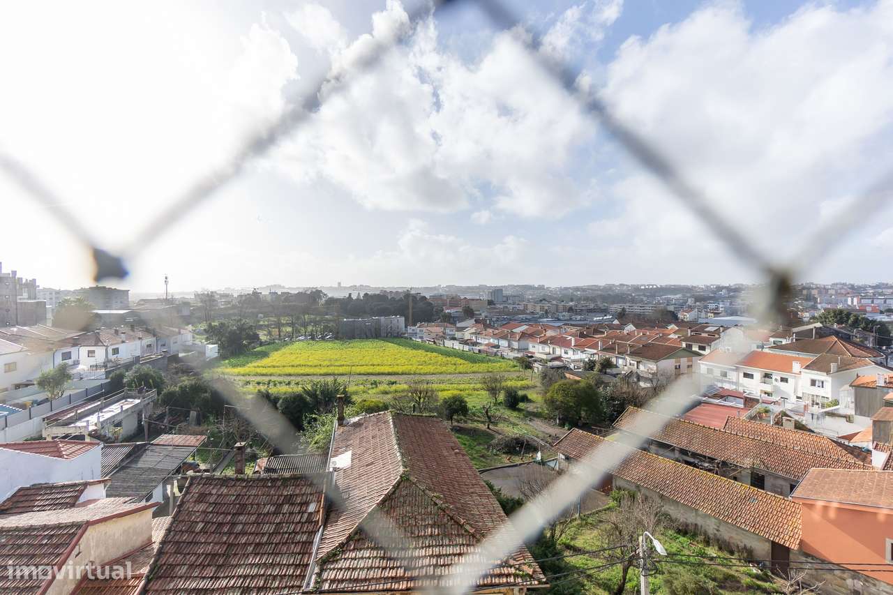 T3 com Varanda + Garagem | A 600m do Metro da Venda Nova-23