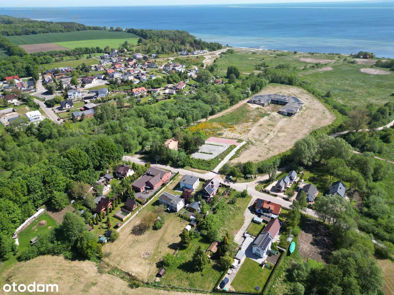 Duża działka w malowniczym położeniu z 2 budynkami-9