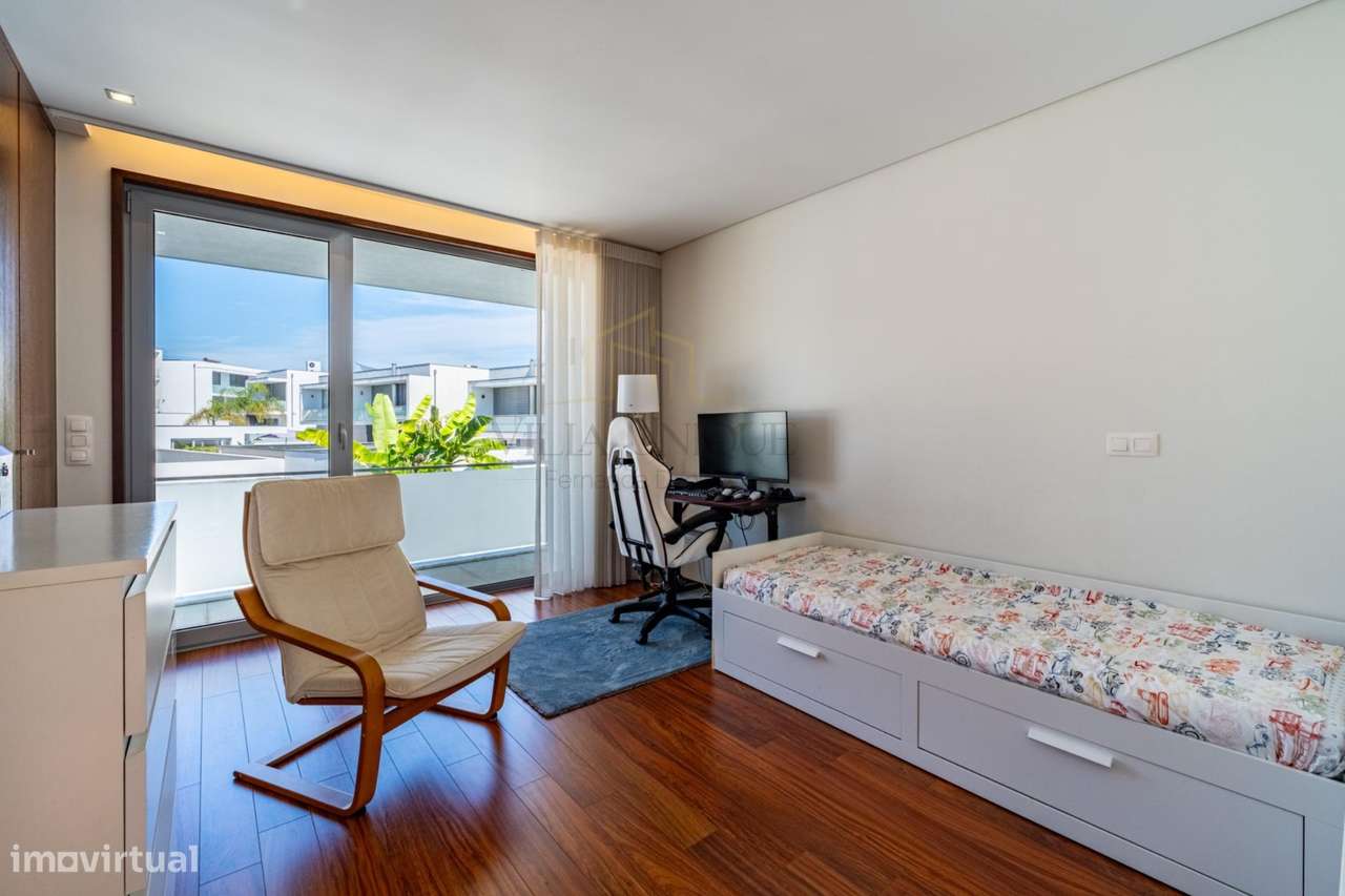 Moradia Geminada T3 com Suite, Jardim de Inverno, Garagem Fechada...-29