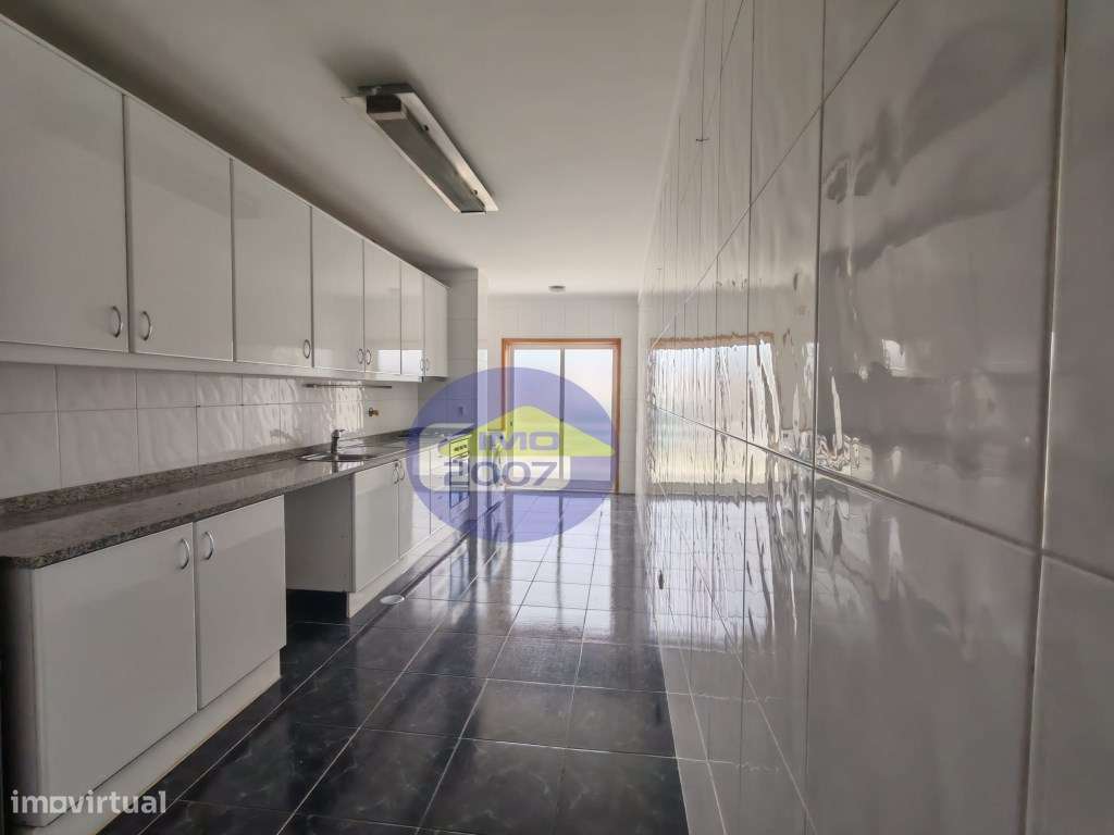 Apartamento T2 com terraço em Canelas-9