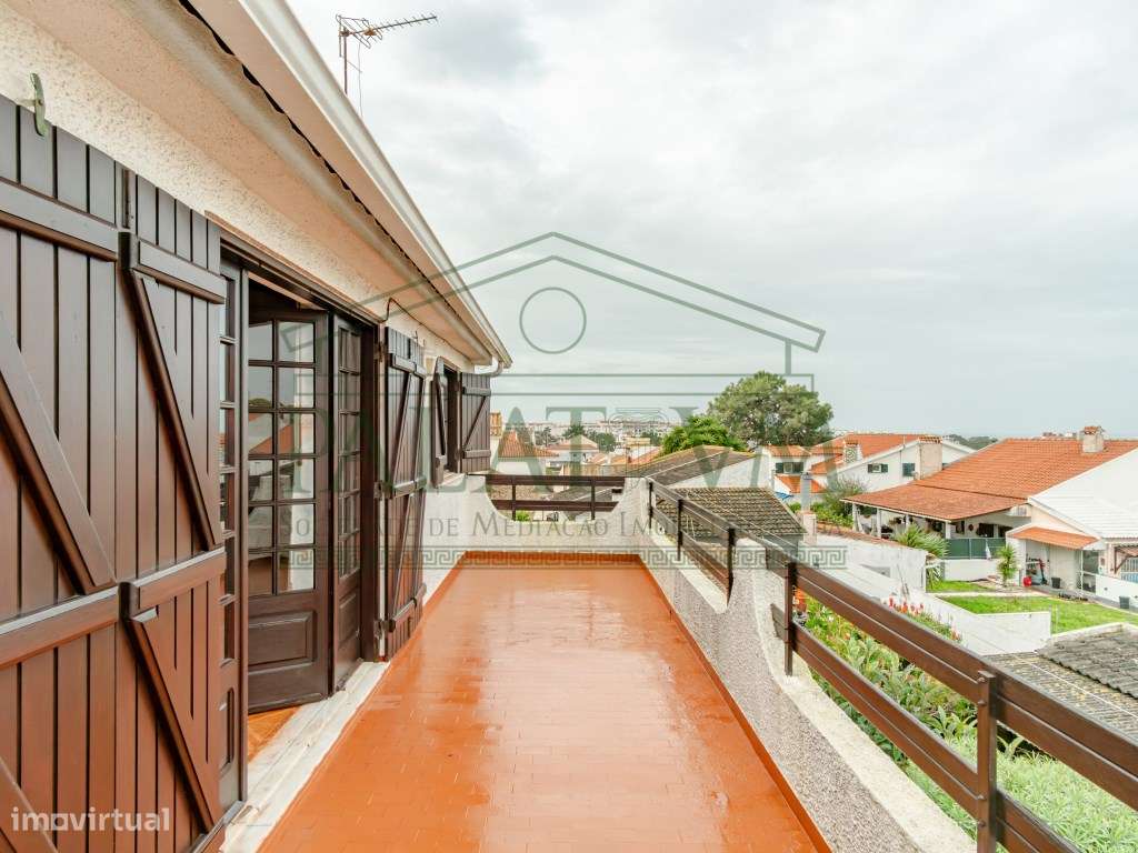 Moradia T5 centro da Charneca da Caparica-21