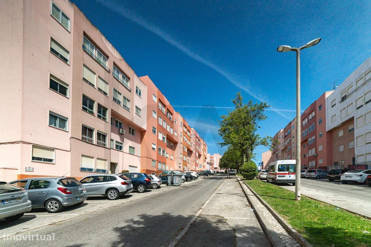 Apartamento T2 em Monte Abraão: Espaço, Luz e Conforto-16