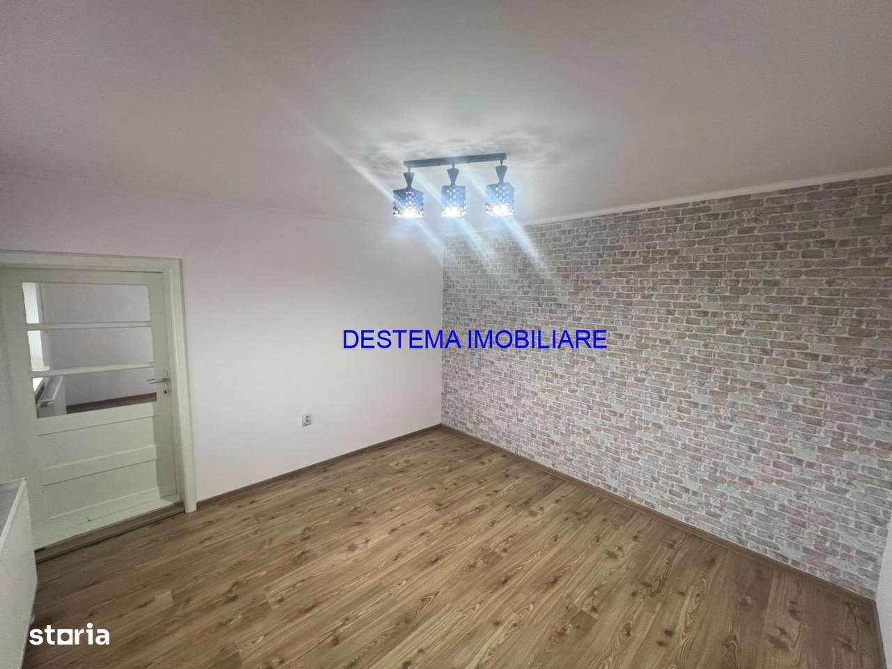 Valu lui Traian, casa la strada principala - Imagine principală: 5/8