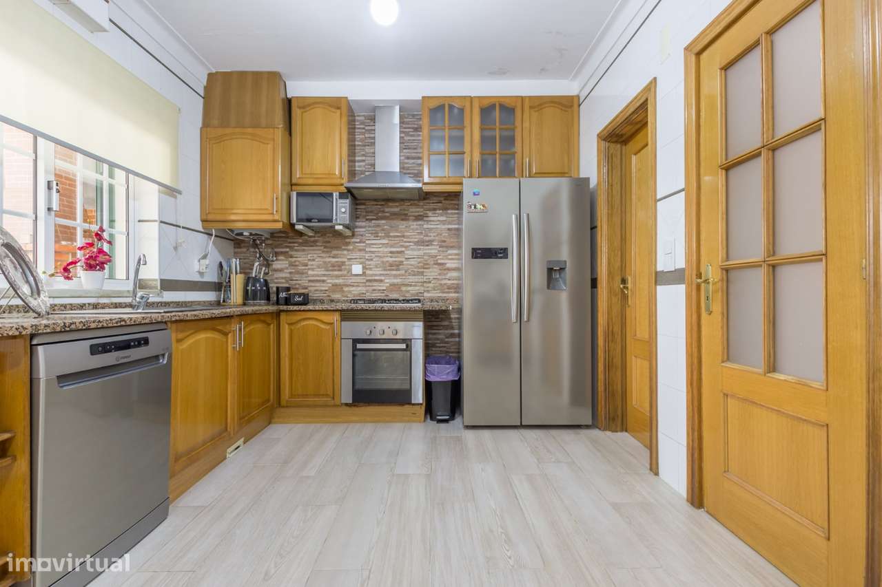 Moradia geminada de tipologia T3 com piscina, garagem e jardim-12