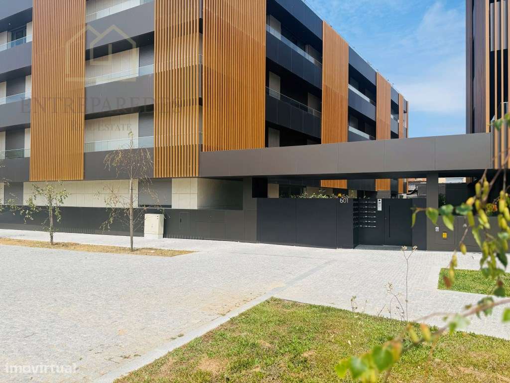 Apartamento T2 com terraço e garagem no centro de Espinho para comprar-15