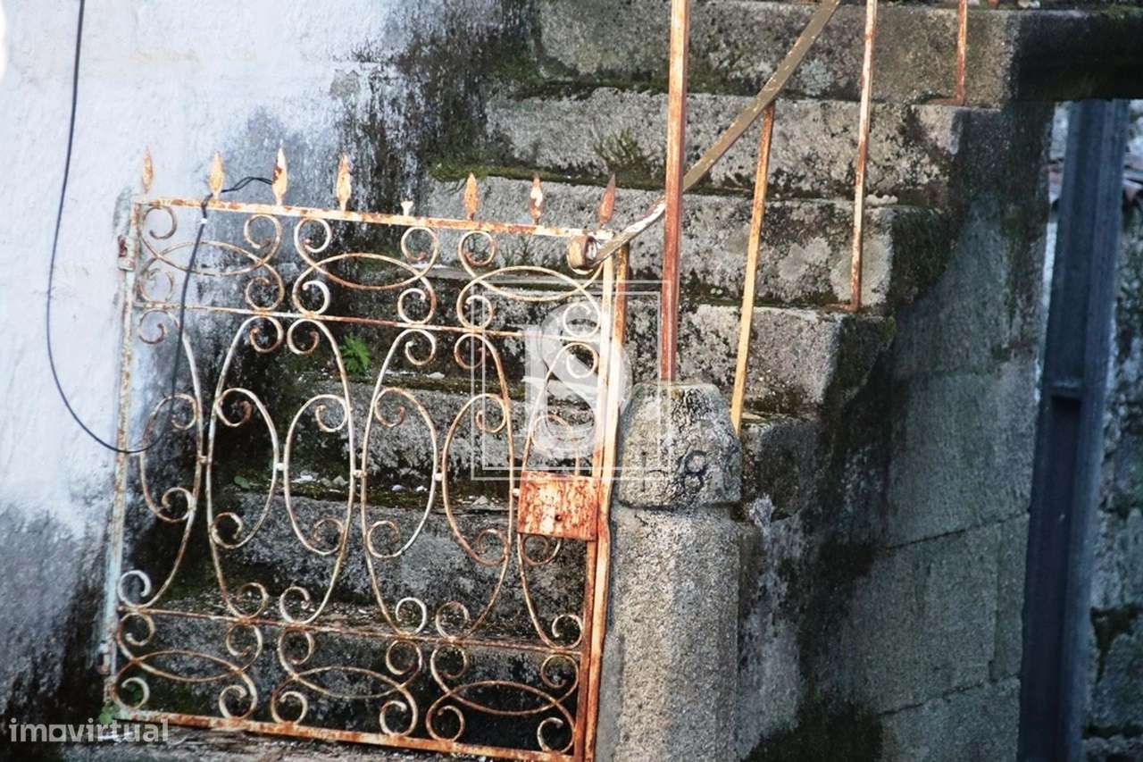 Moradia T5 para Restaurar, com terreno, em Ruivães, Vieira do Minho-3