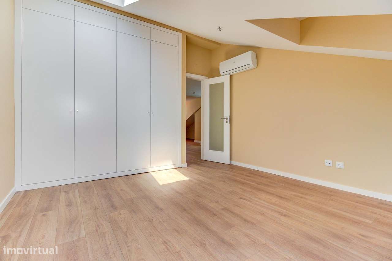 Apartamento T2 Duplex com 140m2, em Massamá-18