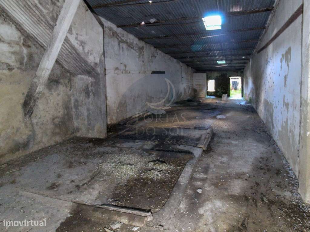 Imóvel c arquitetura histórica na rua principal do Cartaxo.-16