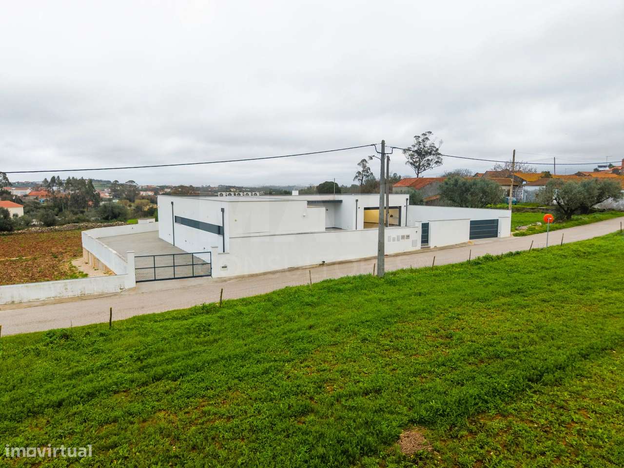 Moradia T3 Térrea Moderna em terreno c/ 2.610m2 - Grande imagem: 2/50