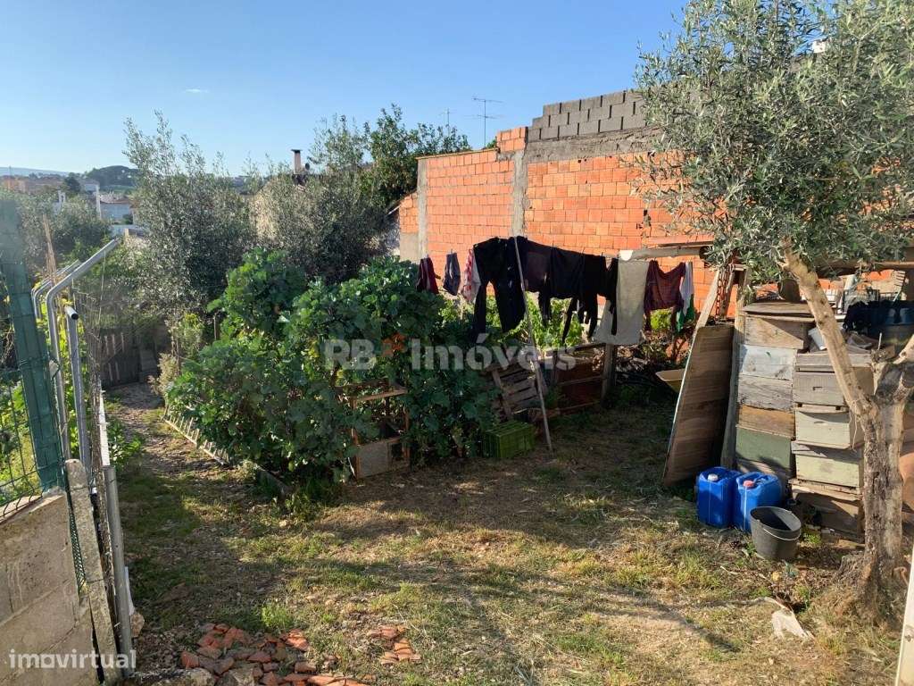 Moradia T1 de 2 pisos com logradouro, nos Riachos - Grande imagem: 4/24