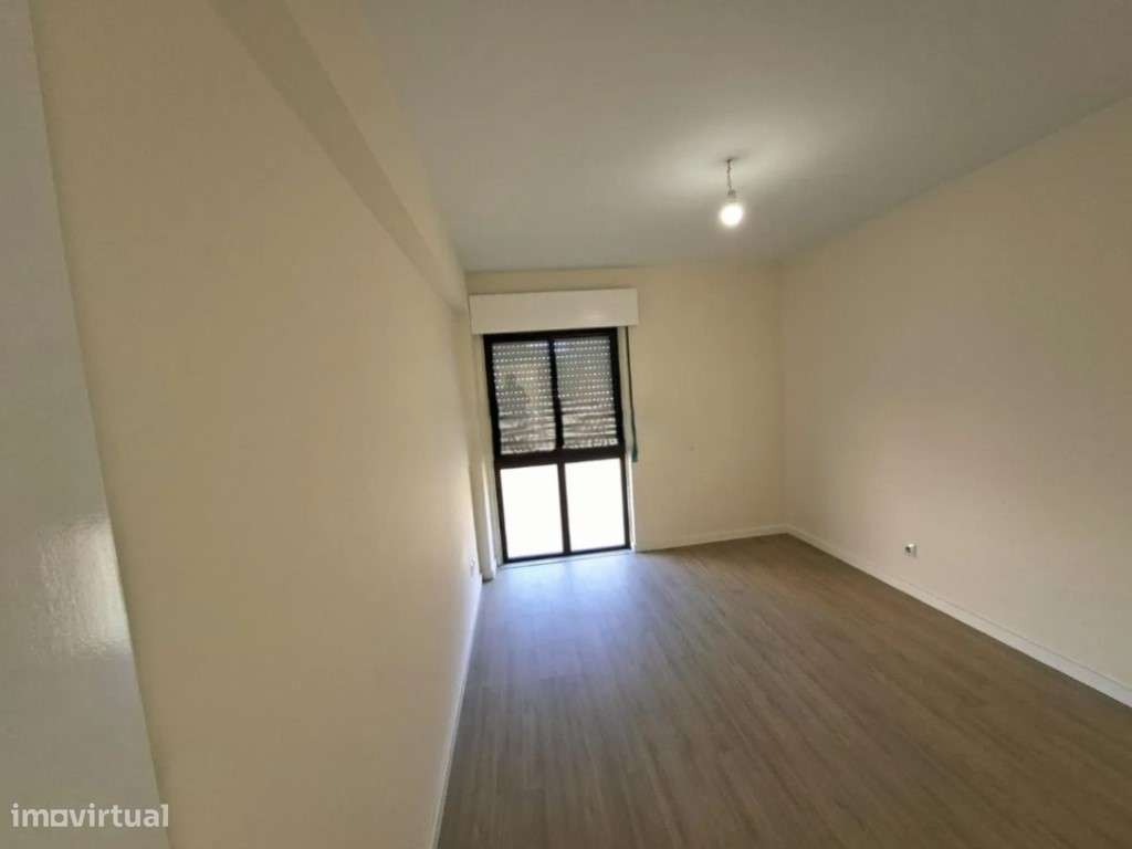 Apartamento T2 Remodelado na Tapada das Mercês-6