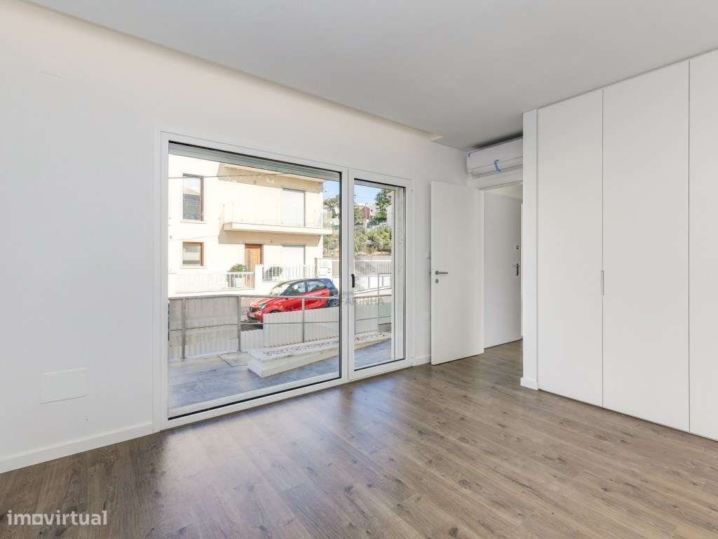 MORADIA T4 NOVA
Famões, moradia independente V4+1 nova com Jardim,...-9