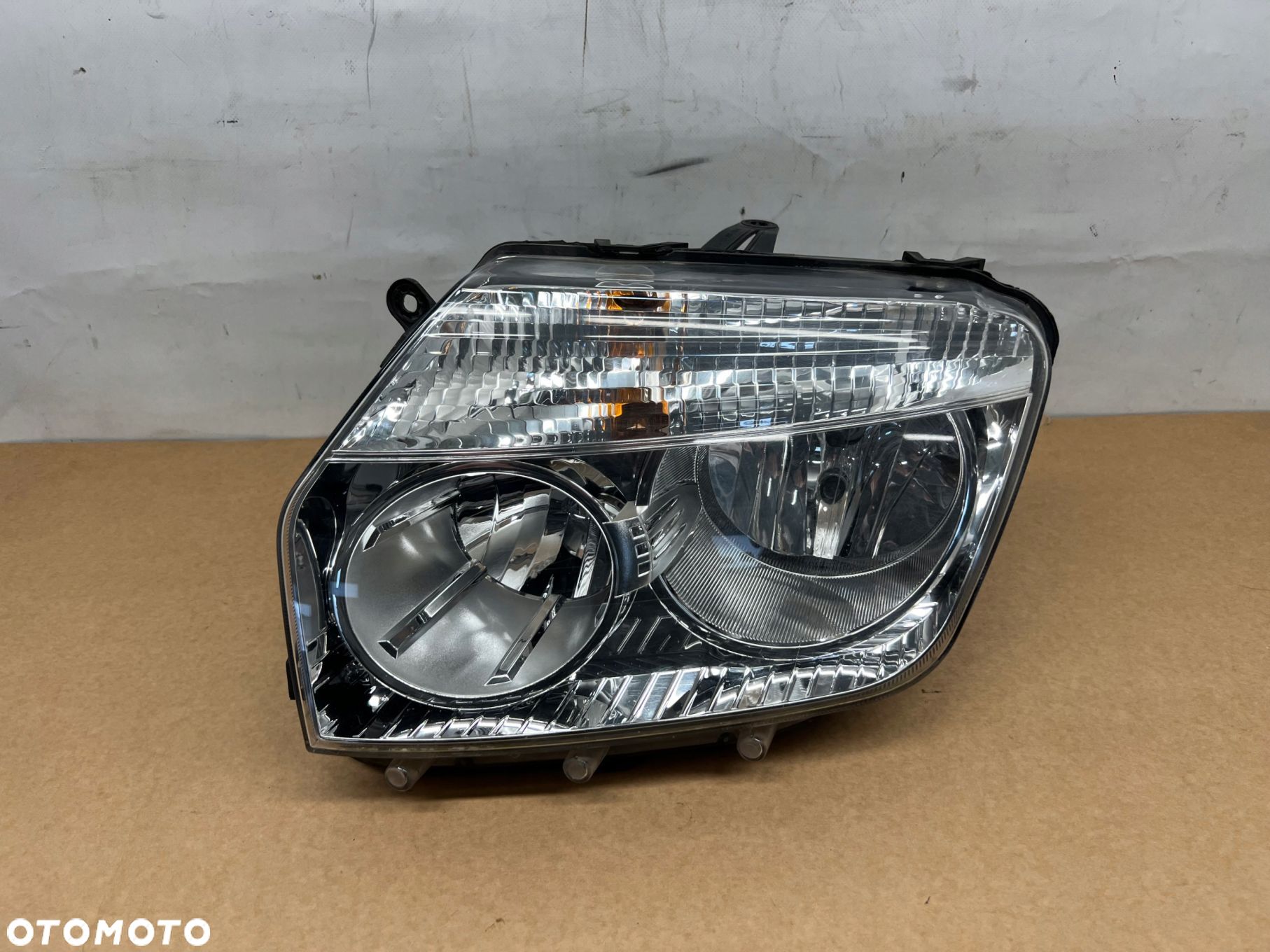 Dacia Duster I lampa lewy przód lewa przednia 260601153R - 1