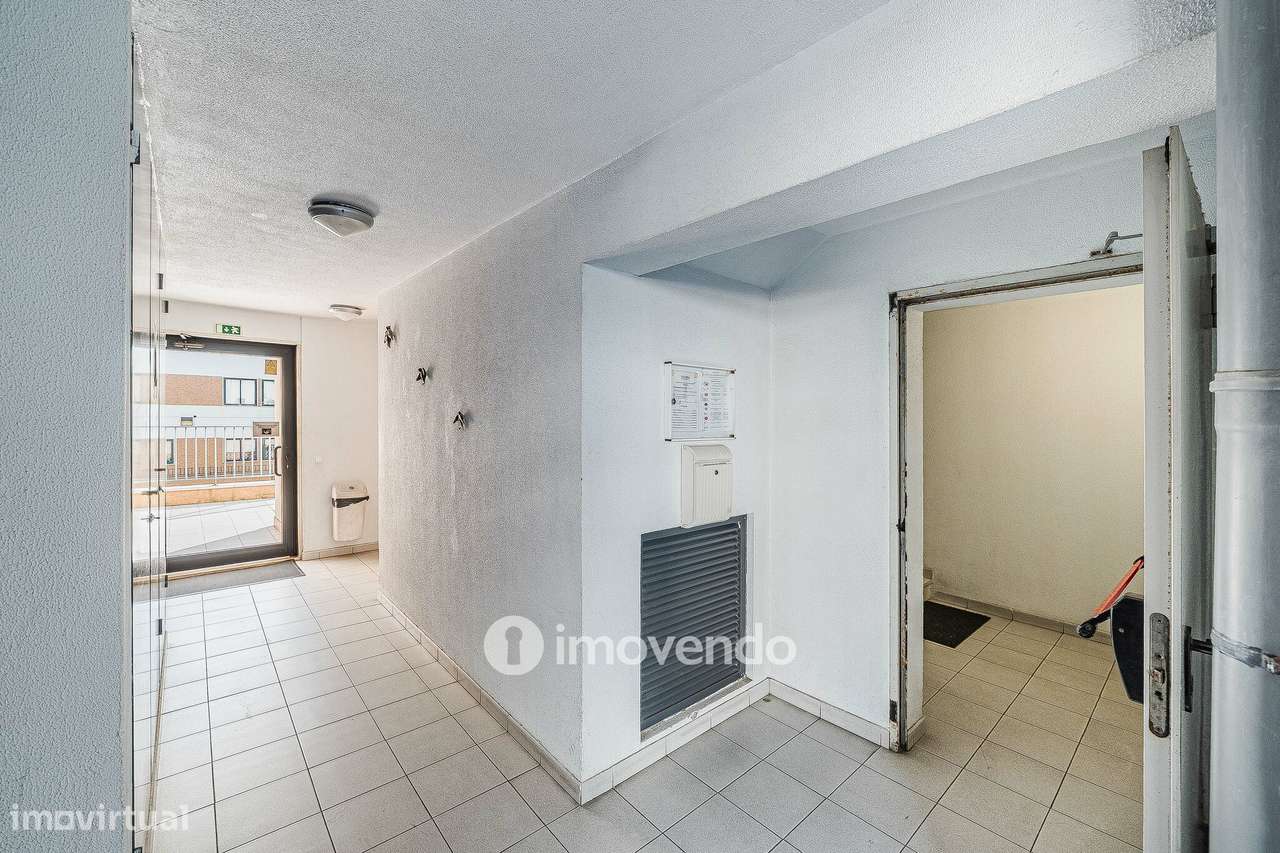 Apartamento T2 com cozinha equipada e estacionamento, na Ameixoeira-32