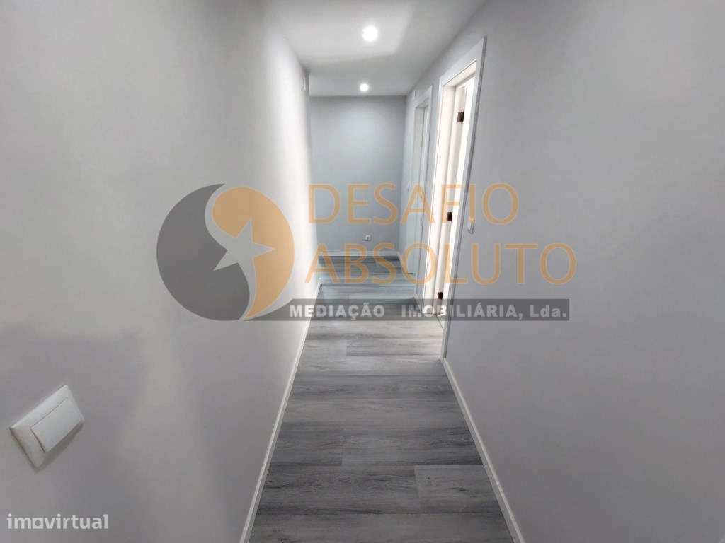 Apartamento T2 totalmente Remodelado c/ Arrecadação. Corroios-12