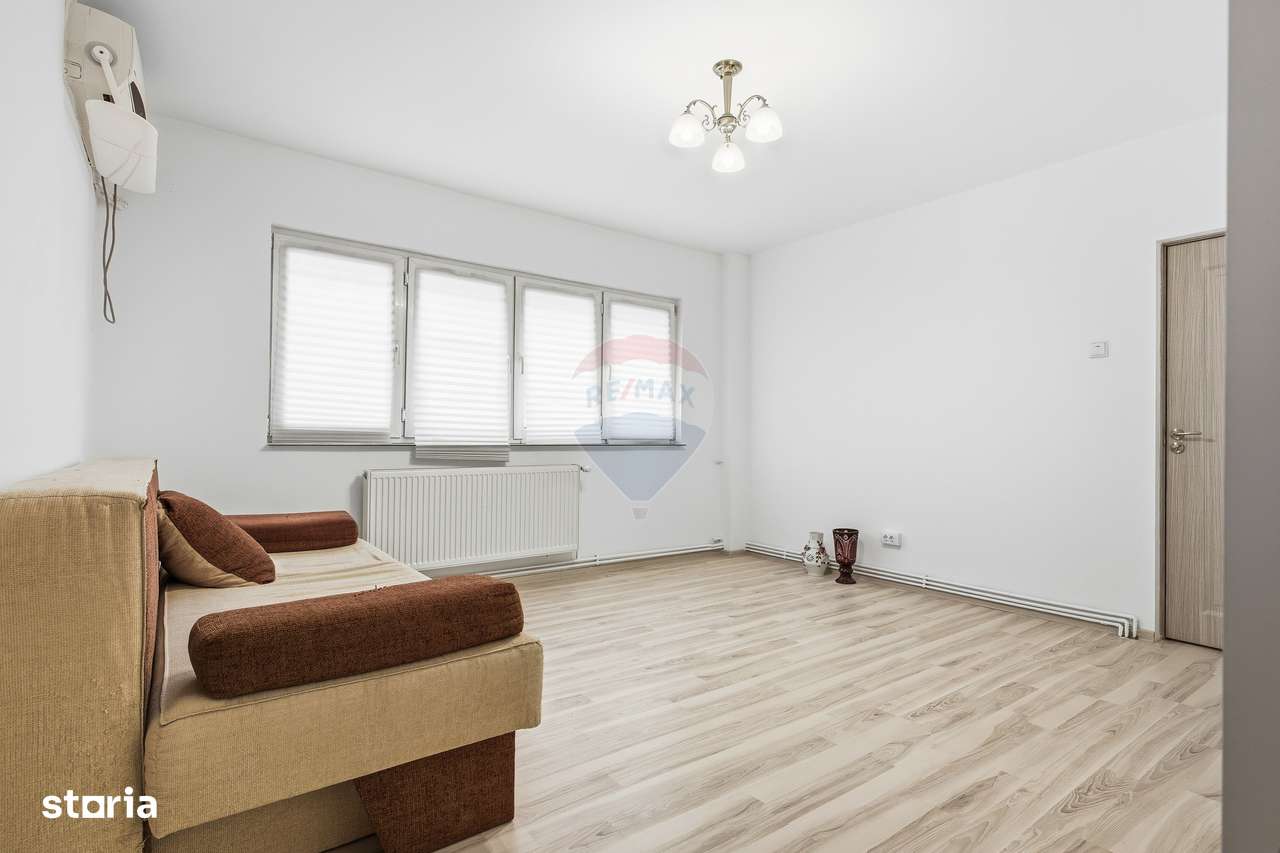 Apartament cu 3 camere de vânzare în zona Palat-13