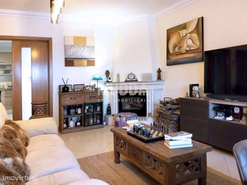 Moradia T3 Contemporânea com Suite, Painéis Solares, Garagem e Terraço-23