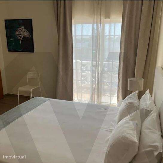 Moradia Geminada com Licença AL e Piscina em Condomínio Exclusivo – Qu-8