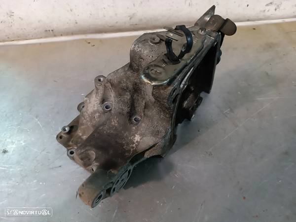 APOIO / SUPORTE DA BOMBA OPEL ASTRA  VECTRA 1.9CDTI 1.9JTD 55196092 - 2