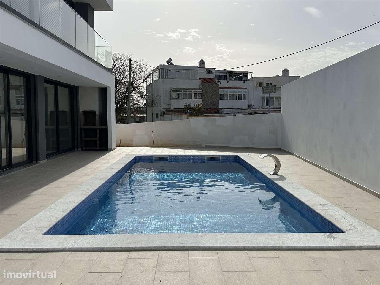 Moradia Unifamiliar de Luxo com Piscina e Jardim-15