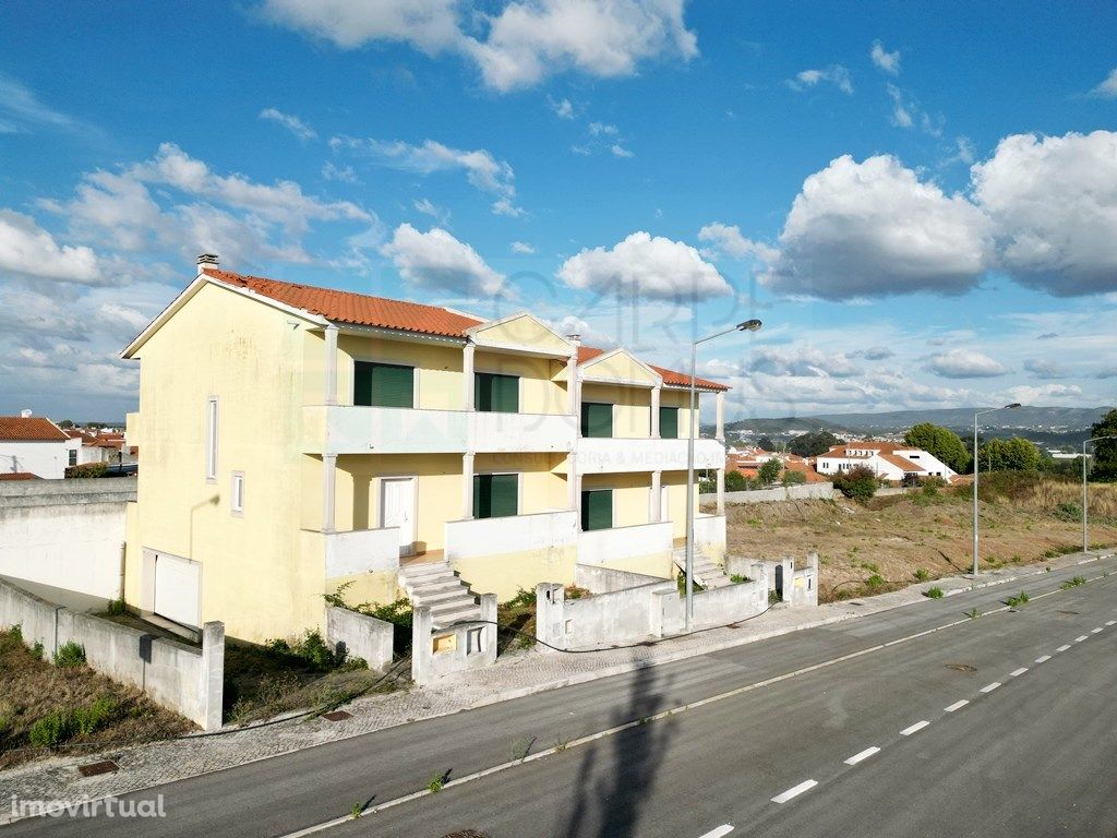 Moradias inacabadas em Valado dos Frades, Nazaré