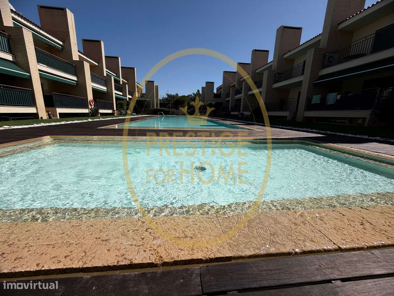Moradia T5 com Piscina e Garagem Fechada em Condomínio Privado – Boliq-1