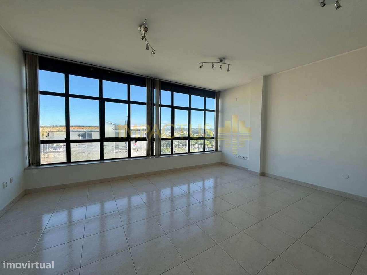 Escritório no centro do Castêlo da Maia - Grande imagem: 2/6