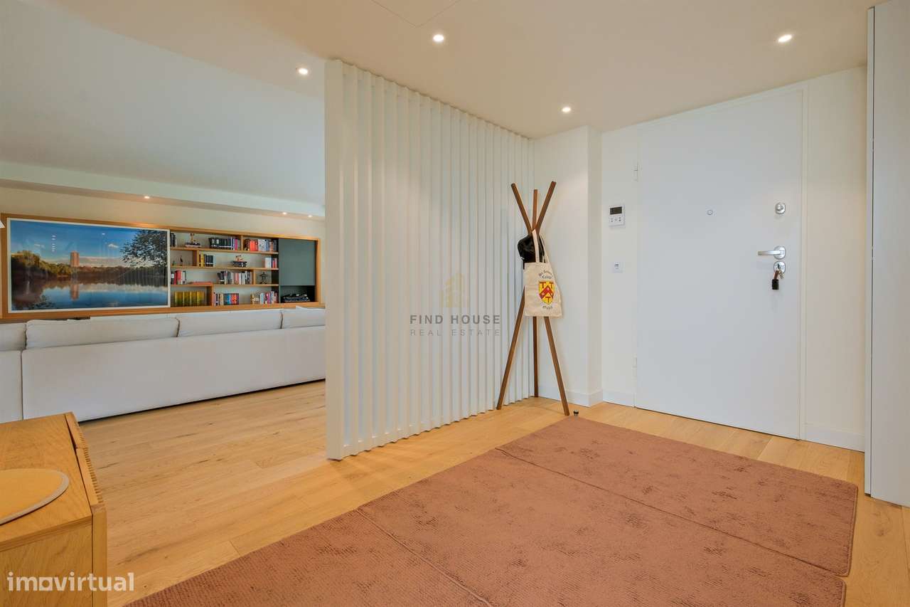 Apartamento T3 em condomínio privado, com terraços e garagem, no Prínc-5