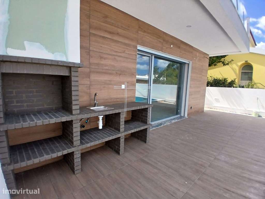 Moradia isolada T4, arquitetura contemporânea com garagem e piscina...-30