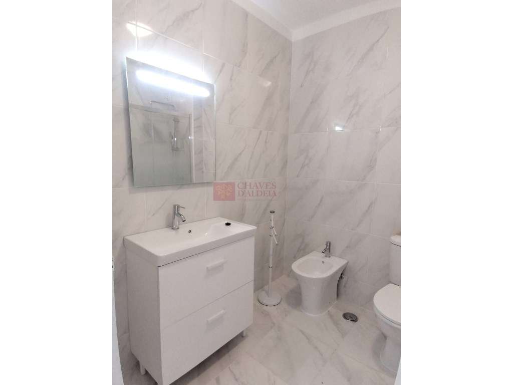 Ericeira - T2 no centro - Sem móveis - Grande imagem: 5/10