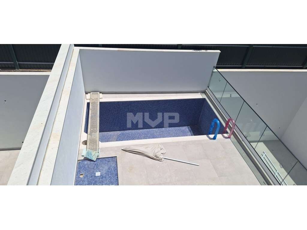 Moradias V3+1 com piscina | Gambelas - Design contemporâneo-11