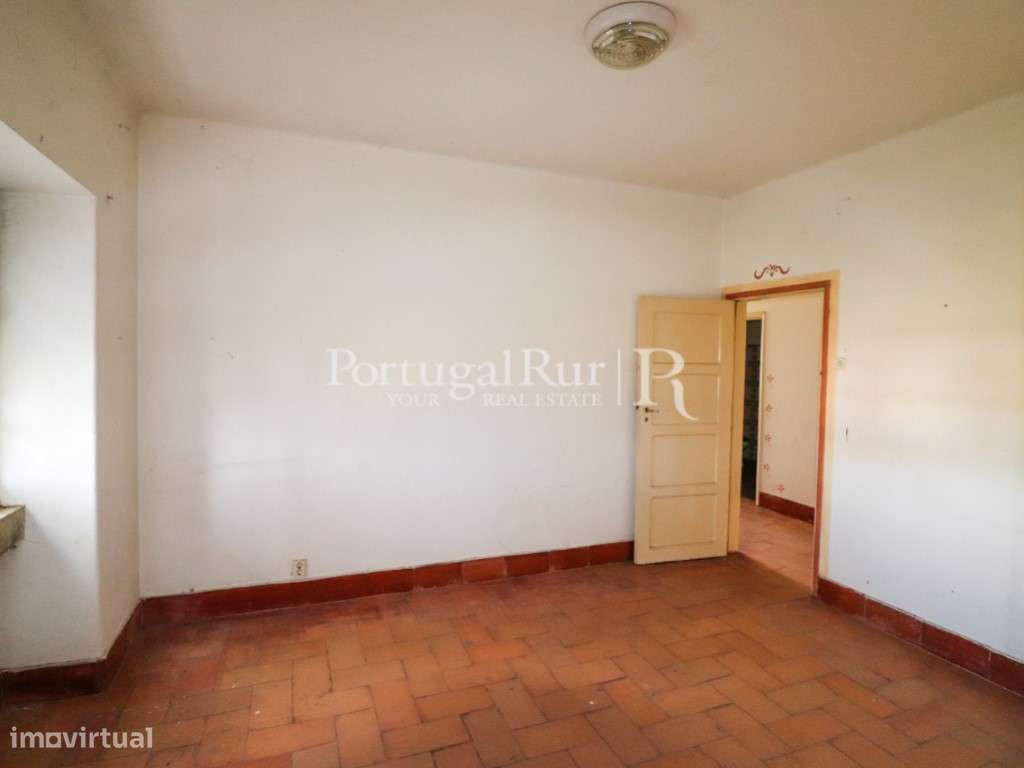 Quinta com casa de habitação T5 e diversas construções-41