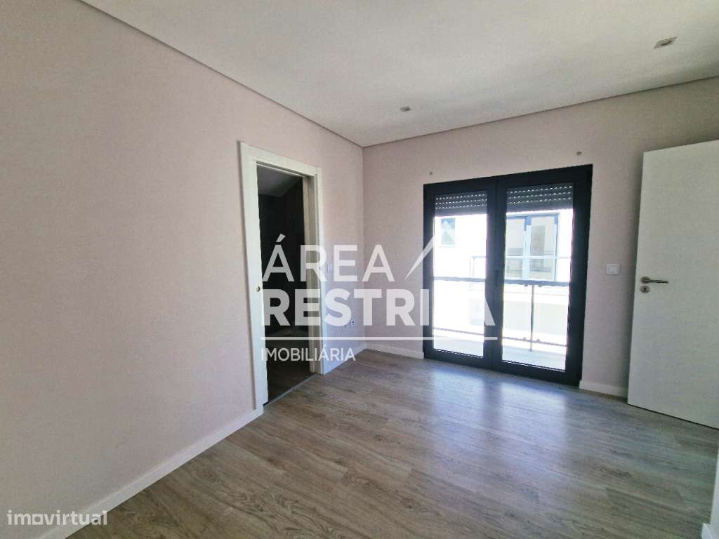 MORADIA T3 GEMINADA COM GARAGEM E TERRAÇO SUPERIOR NA QUINTA DO CONDE-12