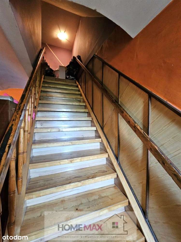 Budynek mieszkalny z zabudowaniami gospodarczymi-9