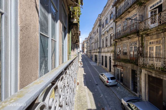 Prédio Histórico na Rua do Almada baixa do Porto-5