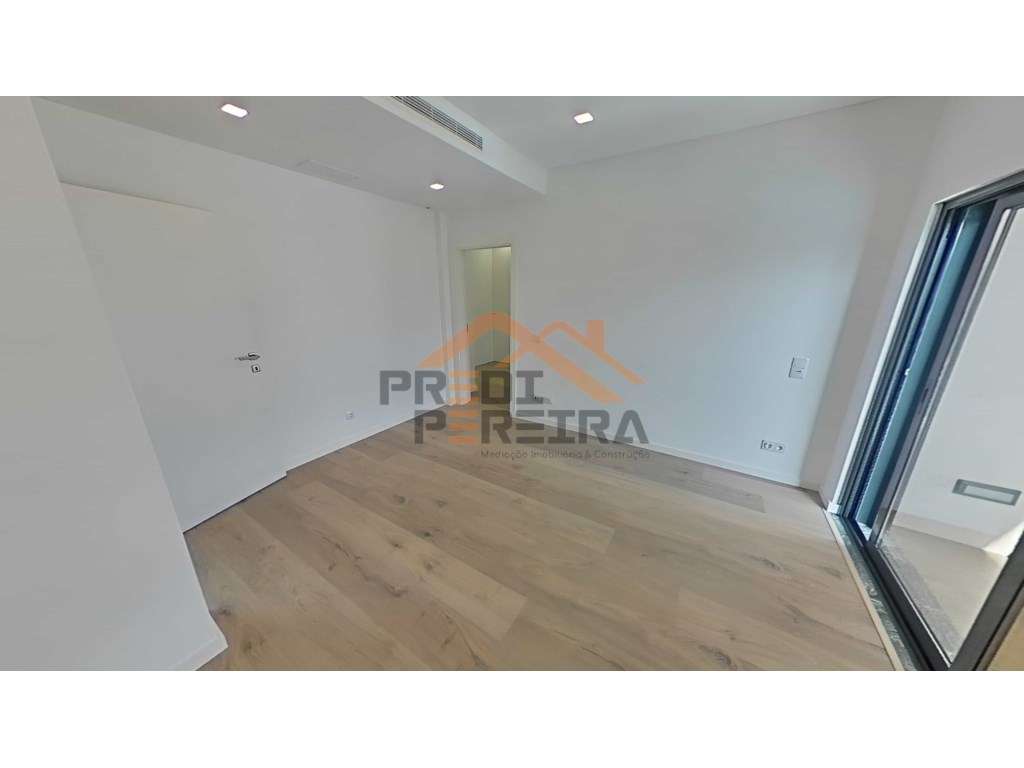 Moradia T4 em condomínio privado com piscina, no Fanqueiro em Loures-28