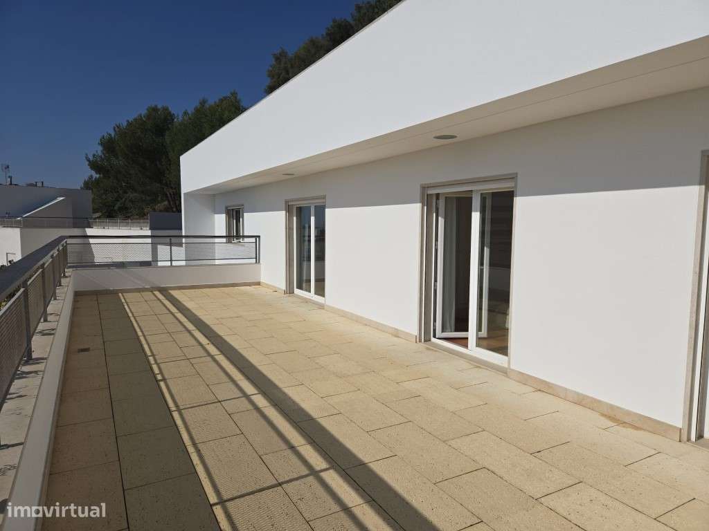 Moradia T5 com Terraço e Piscina-19