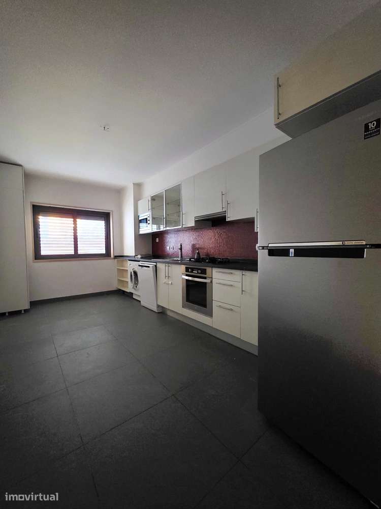 Apartamento Algés T2 com 2 lugares de garagem e arrecadação Grande - Grande imagem: 4/27