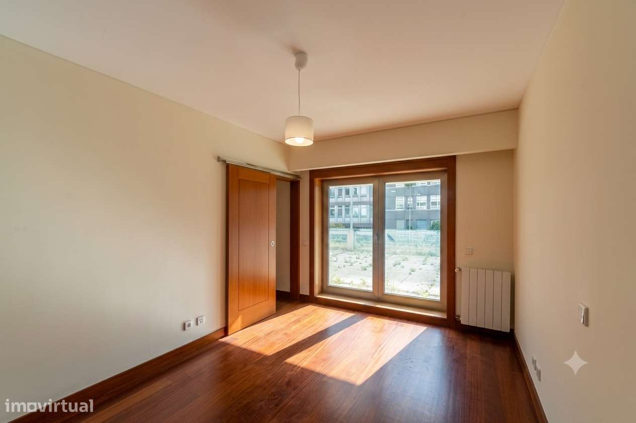 Apartamento T5 com 4 casas de banho e garagem-52