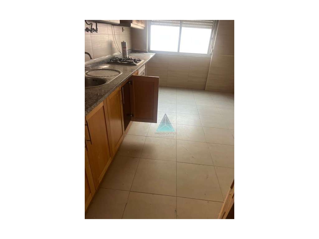 Apartamento T2 semi remodelado com 3 Varandas no Fogueteiro - Grande imagem: 5/29
