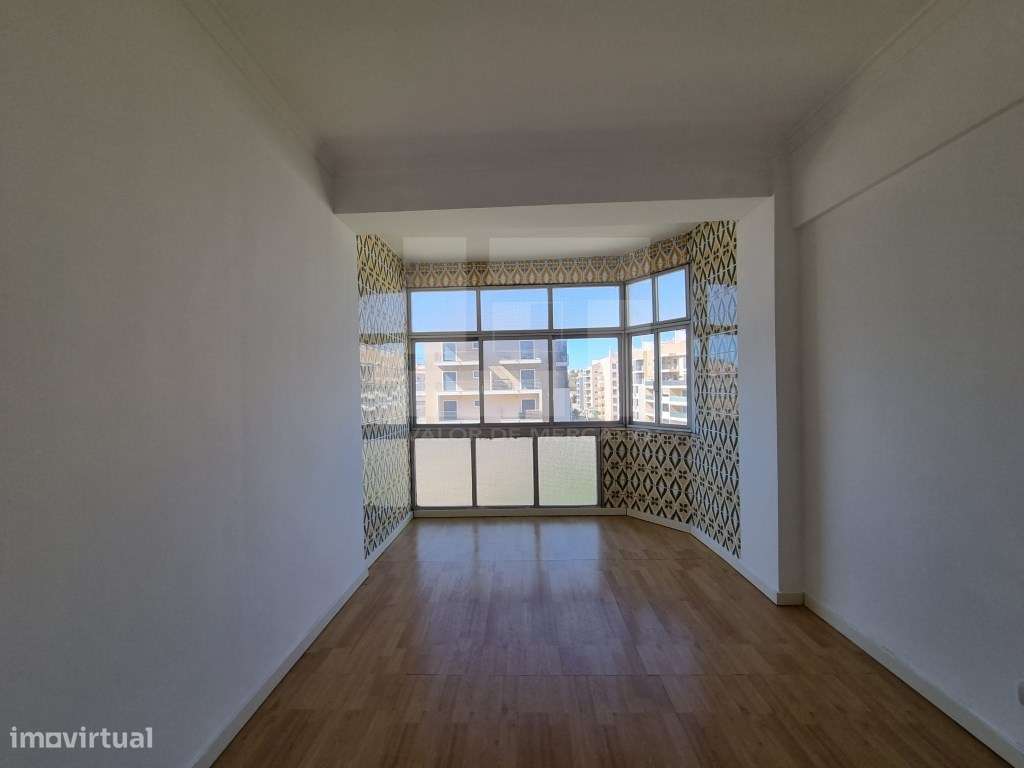 Apartamento T3 usado para venda em Mina de Água, Amadora.-17