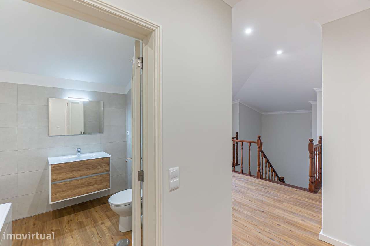 T4 DUPLEX COBERTURA,196 m², 4 Varandas/Solários, Garagem em Arcozelo-24