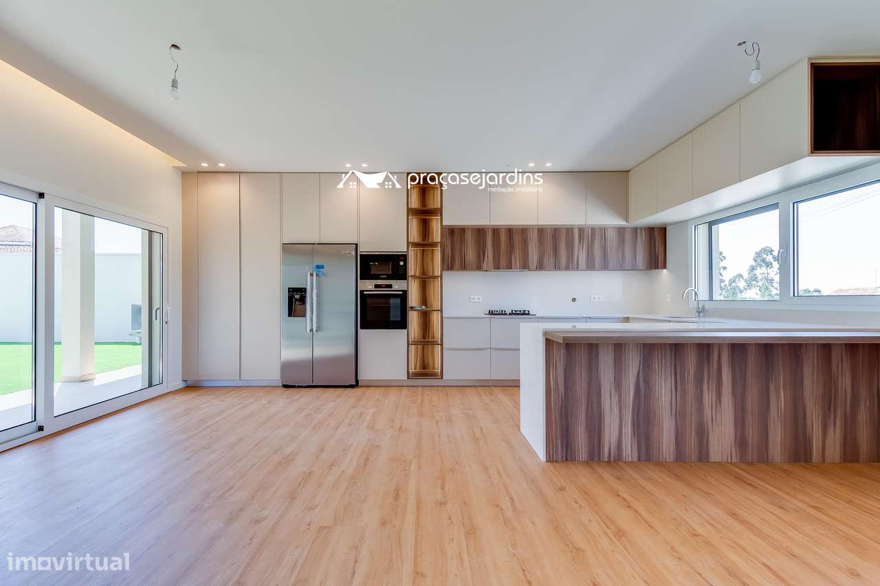 Moradia T4 moderna com jardim e garagem para 2 carros - Grande imagem: 4/43