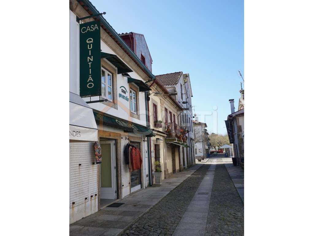 Edificio dentro das muralhas de Valença em plena zona histórica - Grande imagem: 2/3