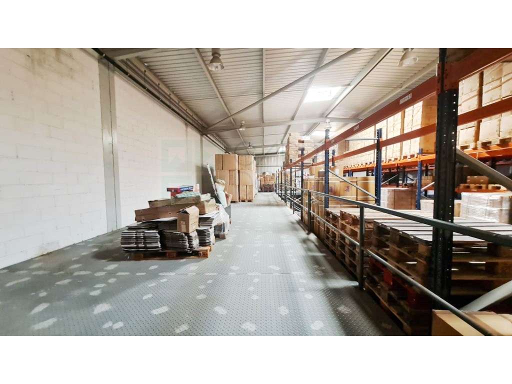 Amplo Armazém com escritórios na Nacional 10, Alverca do Ribatejo-40