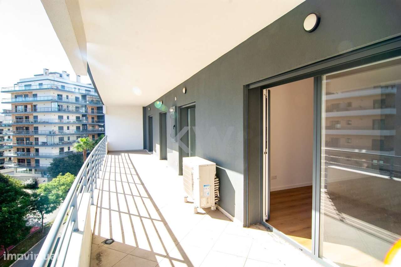 Oportunidade nas Colinas: T3 com Estilo, Luz Natural e Estacionamento-34