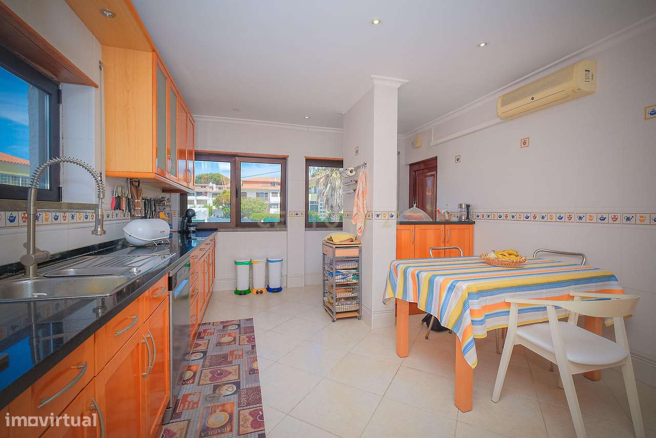Moradia T5 em Carcavelos — Espaço, Conforto e Localização Privilegiada-8