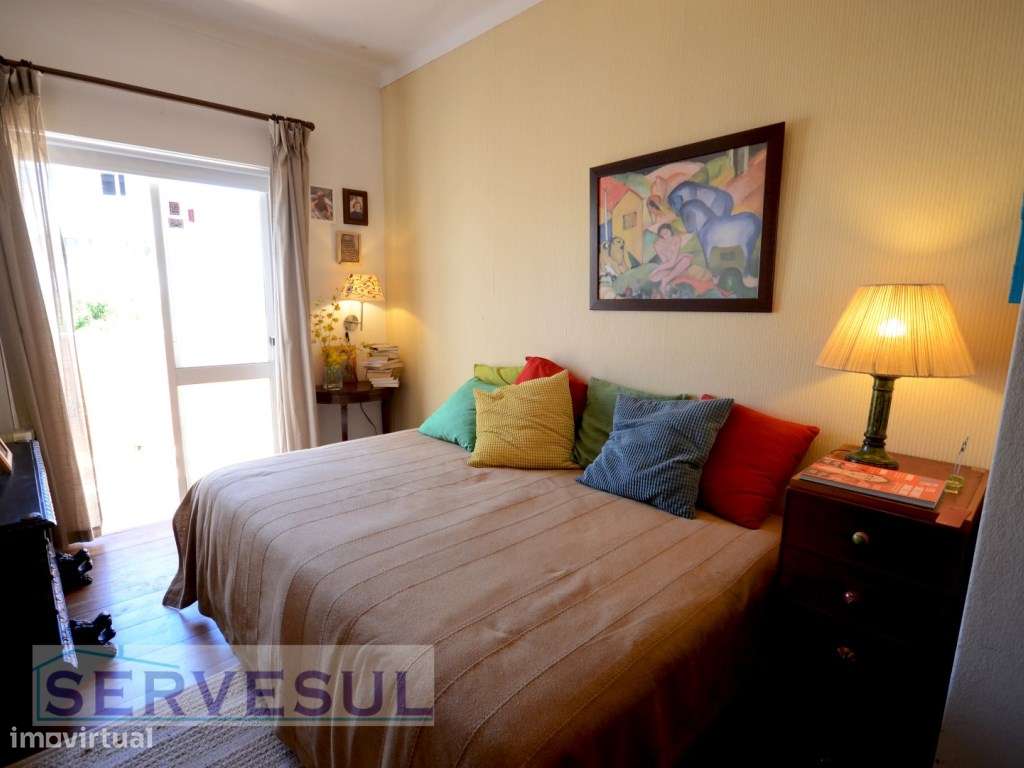 Excelente Oportunidade de Investimento! 1º Andar Duplex de uma Casa...-13