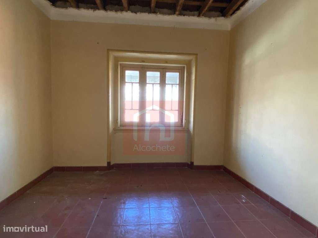 Prédio de 2 pisos para recuperar com logradouro no centro do Montijo-19